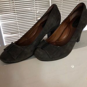 Gently used authentic Clarks suede pumps